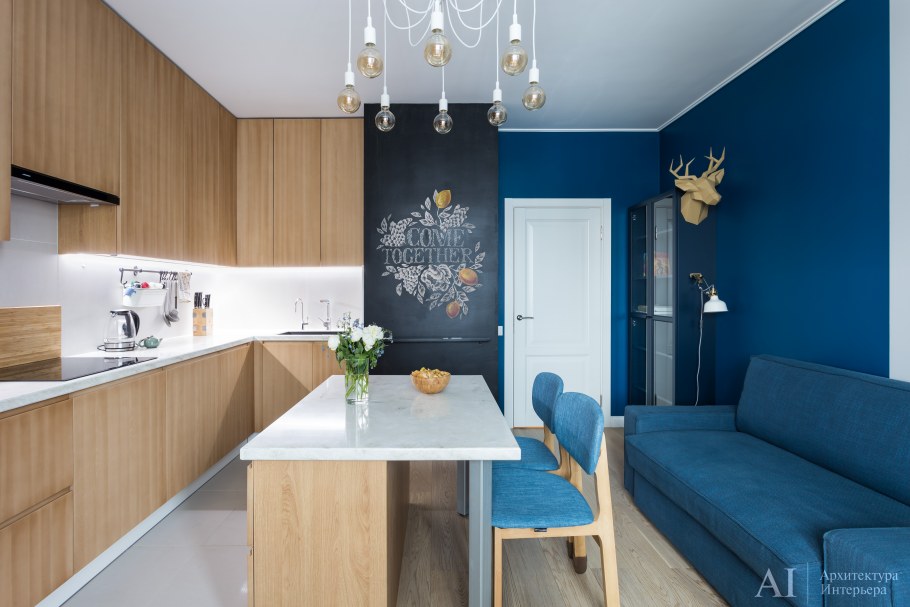 Кухня с синей стеной