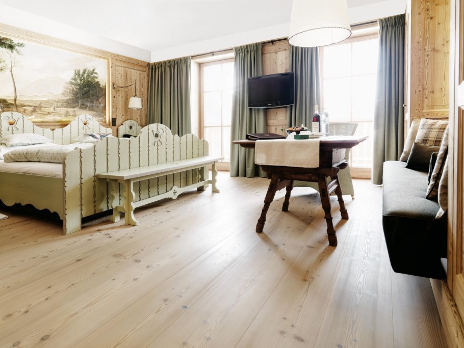 Доска пола из лиственницы в интерьере