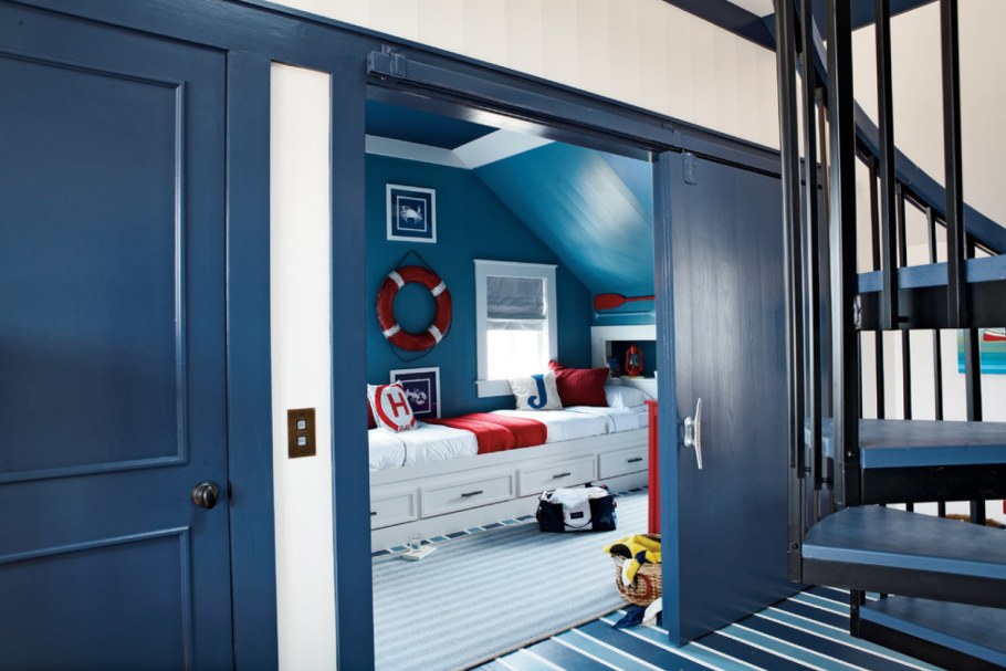 Голубые двери в интерьере