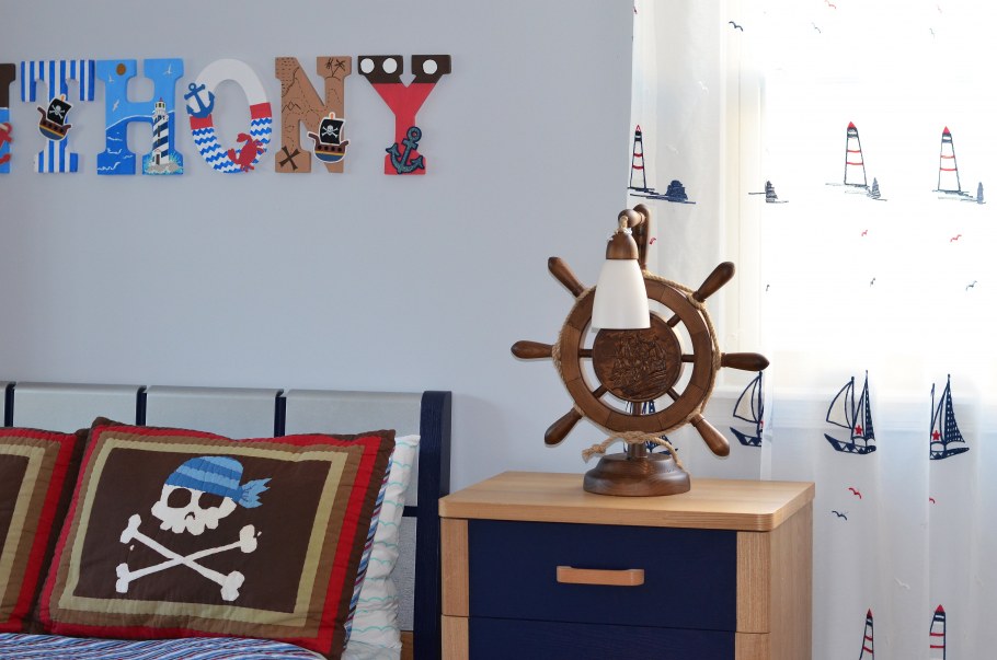 Интерьер в морском стиле со штурвалом