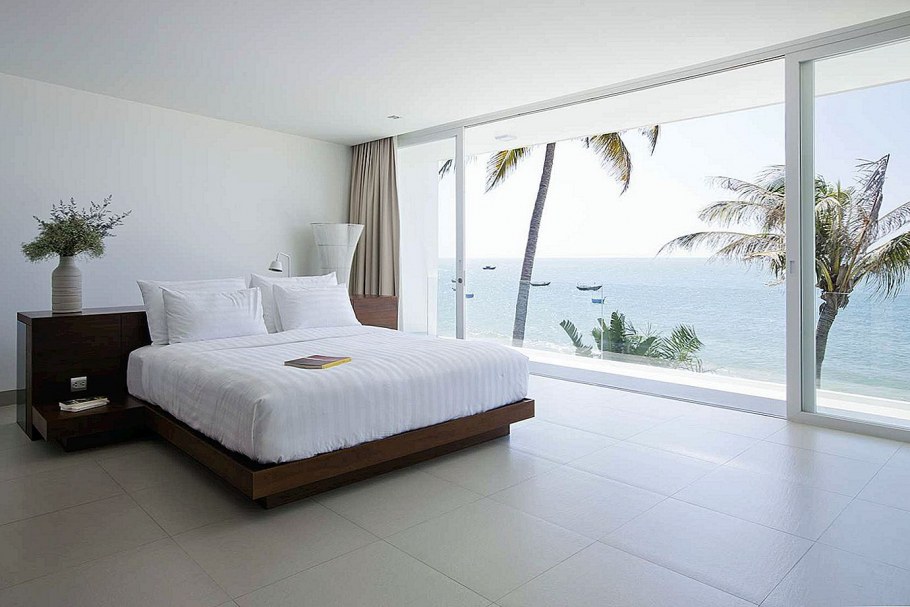 Спальня с панорамными окнами на море