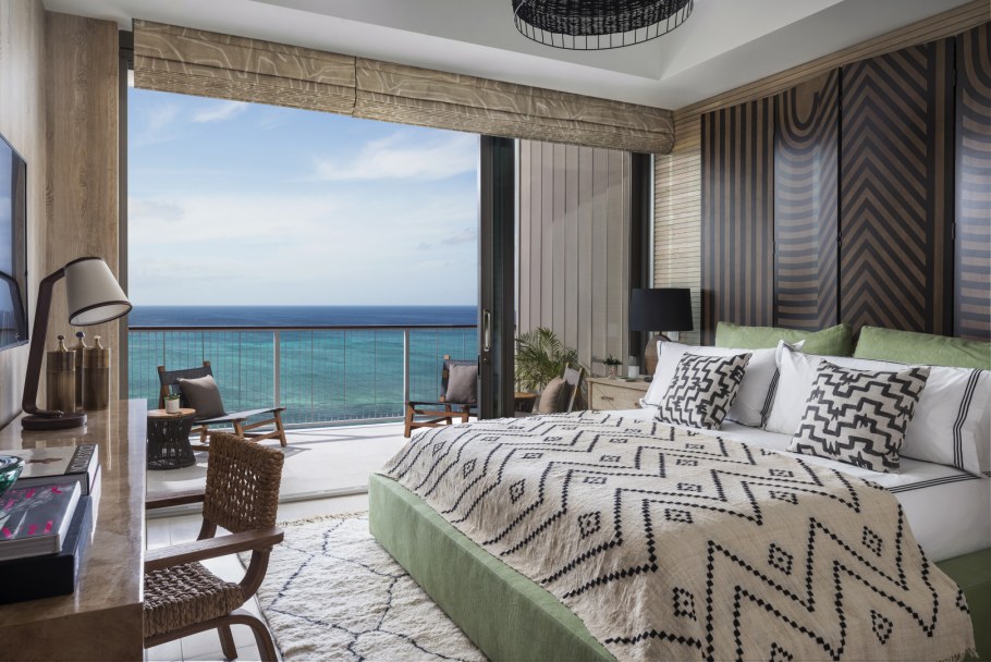 Интерьер спальни у моря