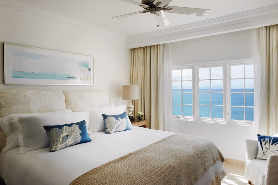 Светлая спальня с видом