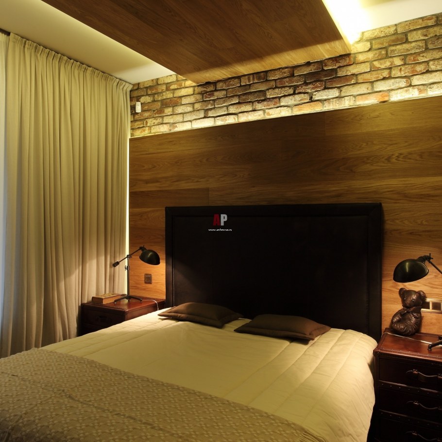 Деревянная стена с подсветкой в спальне