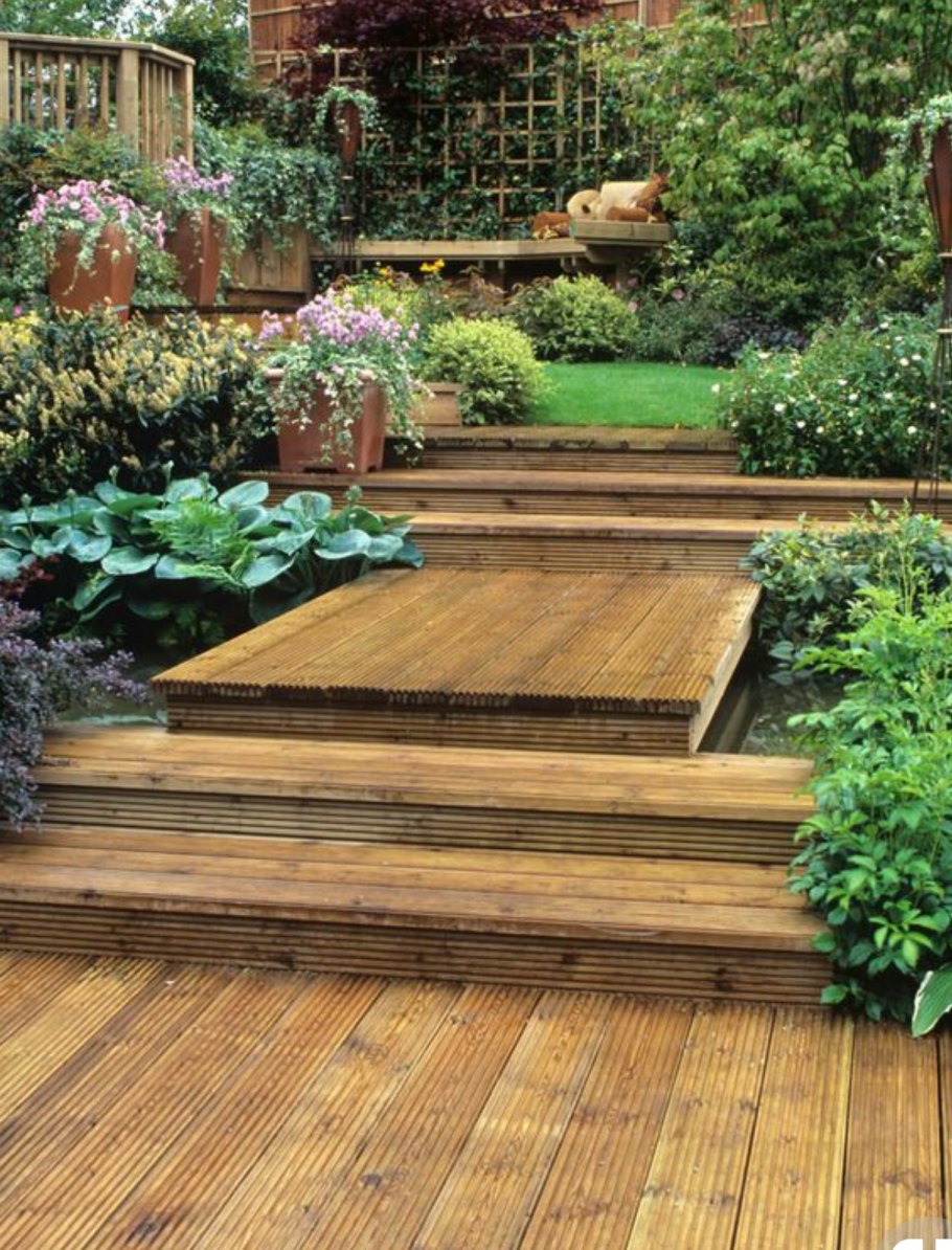 Деревянный настил в саду