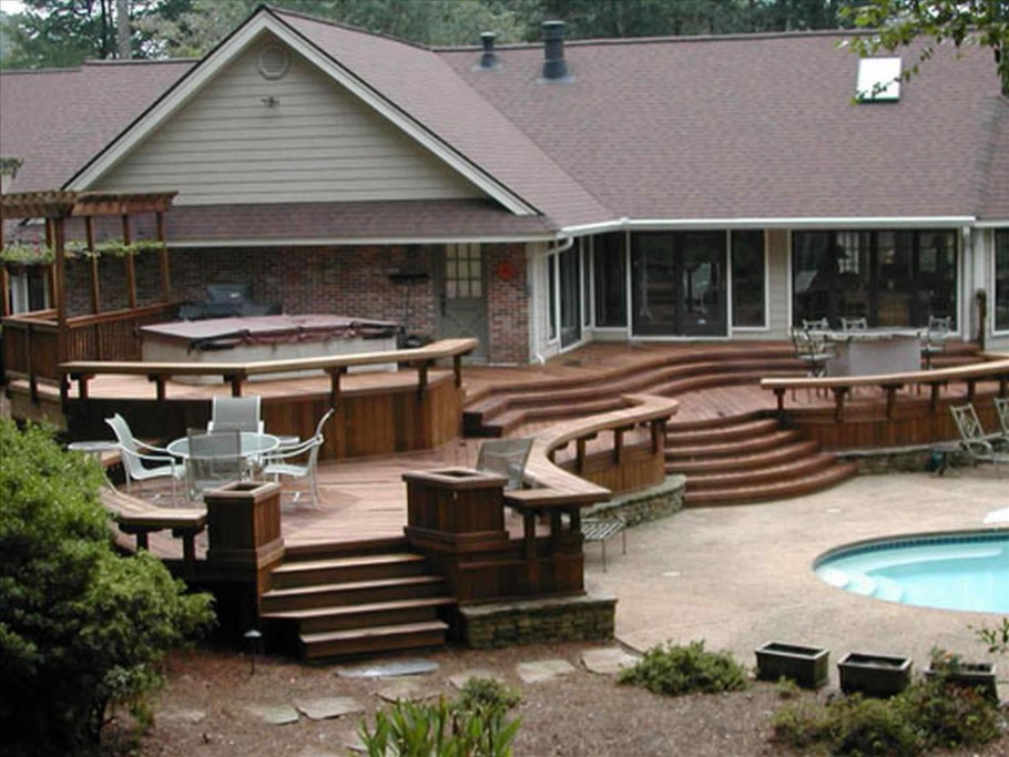 Многоуровневые деревянные террасы