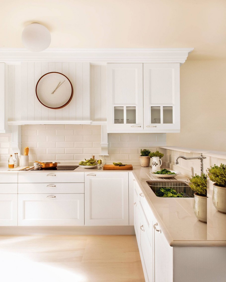 Кухня в молочных тонах