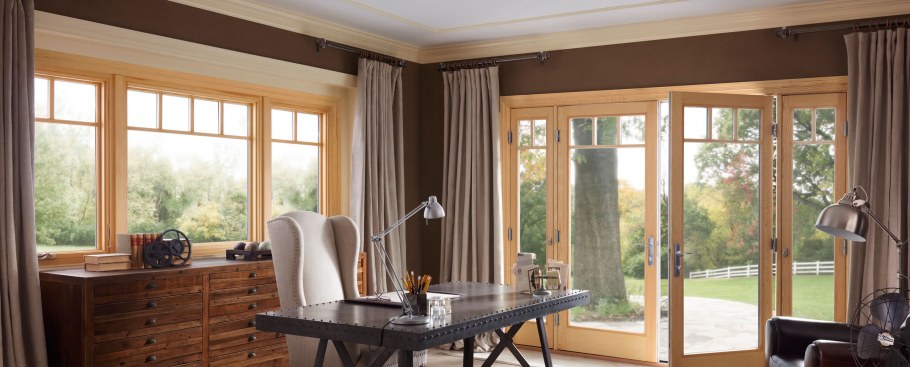 Окна из светлого дерева