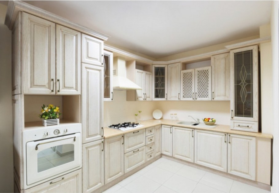 Классическая угловая кухня в светлых тонах