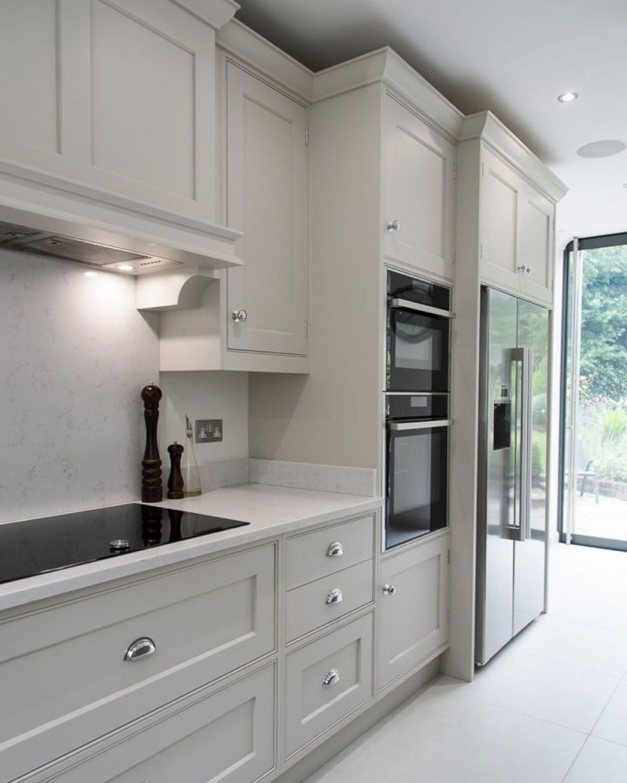 Белые фасады для кухни Неоклассика