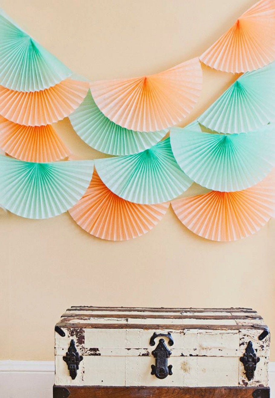 Гирлянда из бумажных вееров