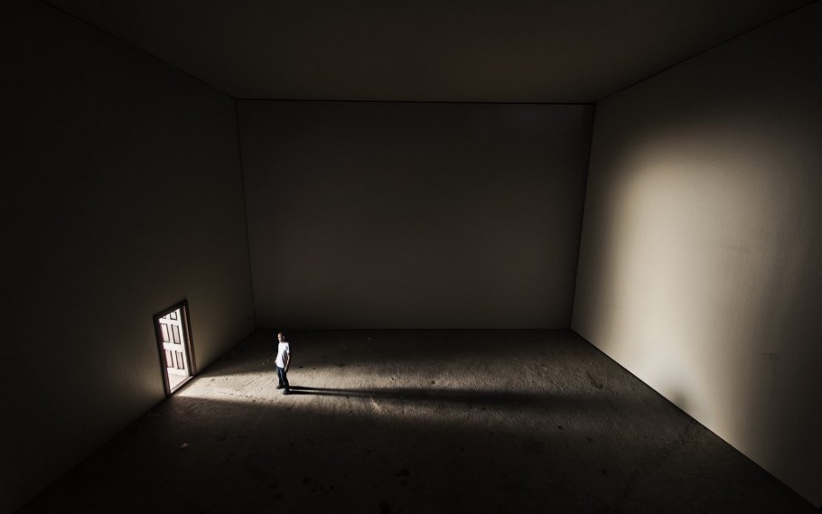 Тёмный угол комнаты