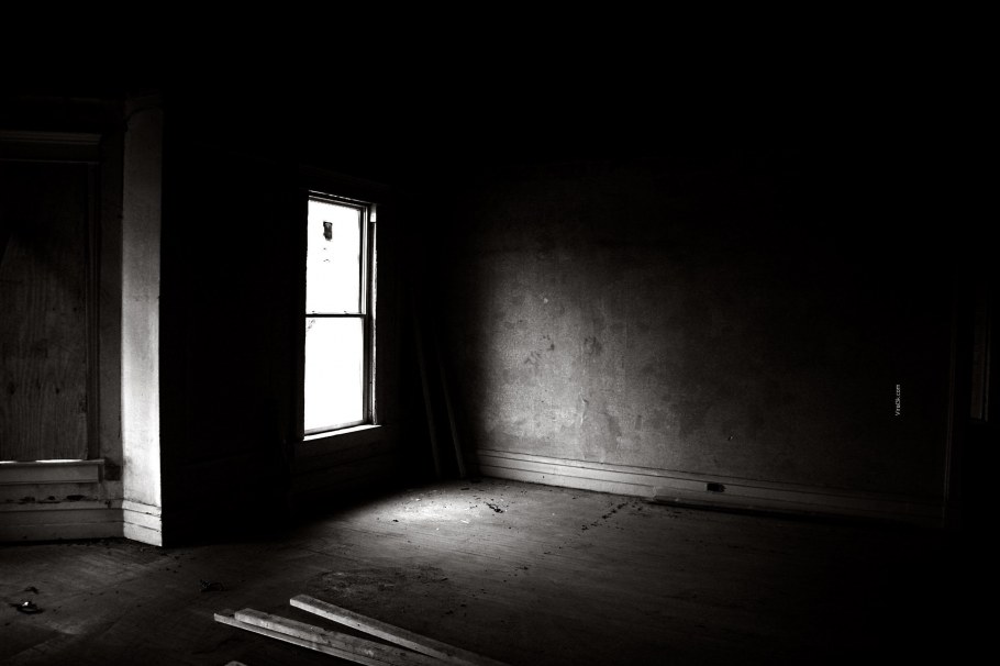 Пустая темная комната