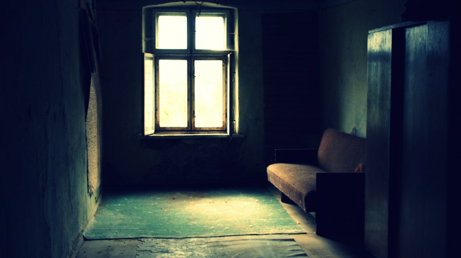 Тесная комната