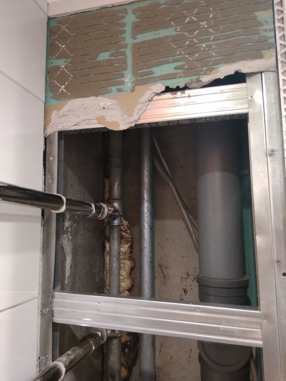 Спрятать трубу ГВС В короб