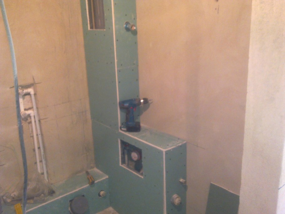 Короб для труб отопления на кухне