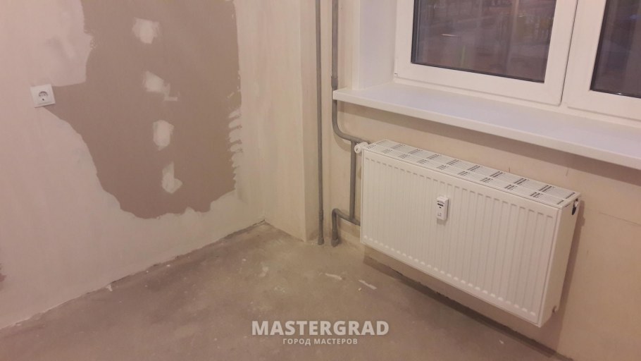 Канализационная труба в коридоре