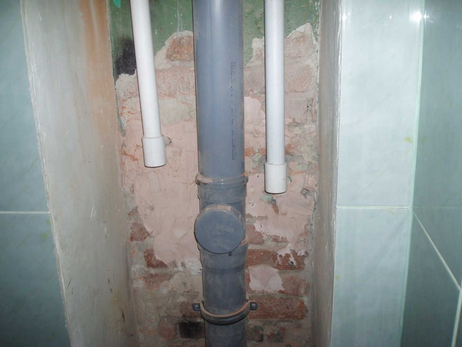 Водосточная трубы в туалете