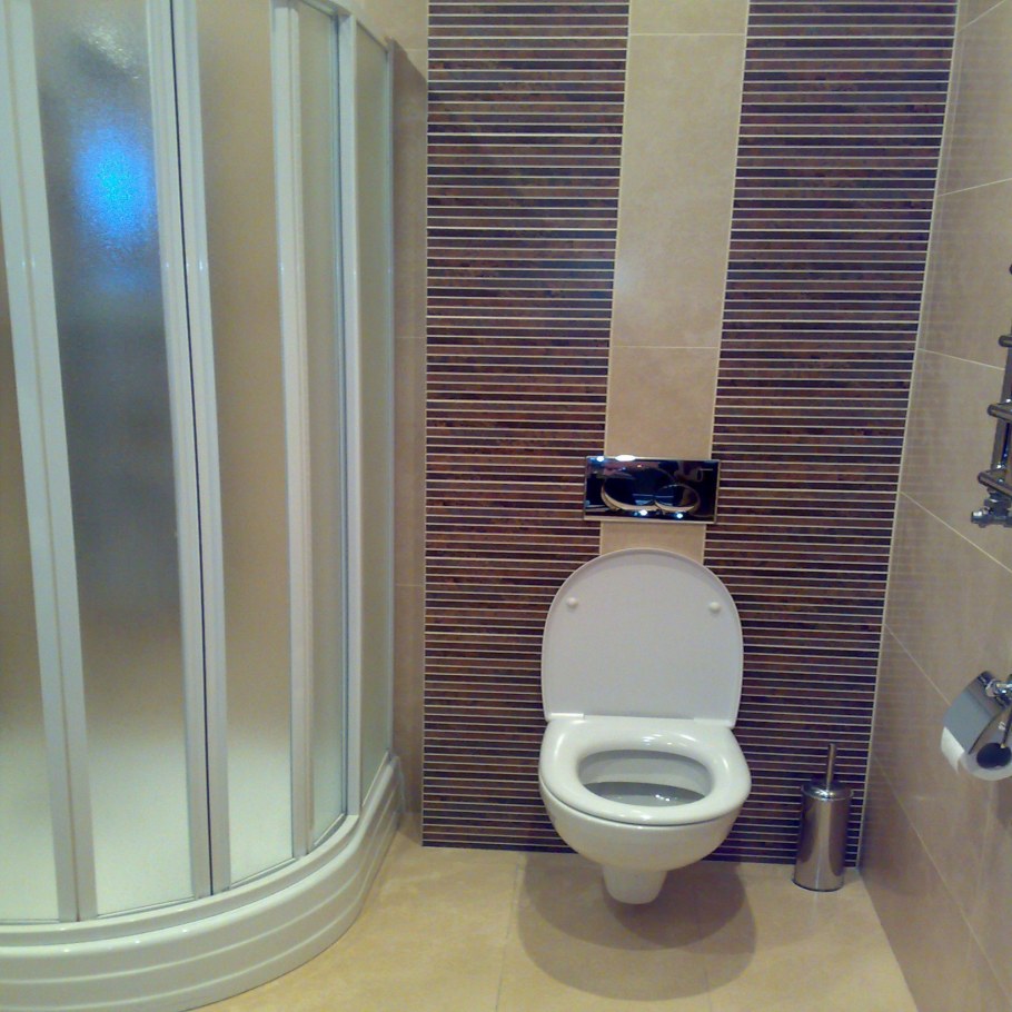 Монтаж отопительных труб под душевой кабиной