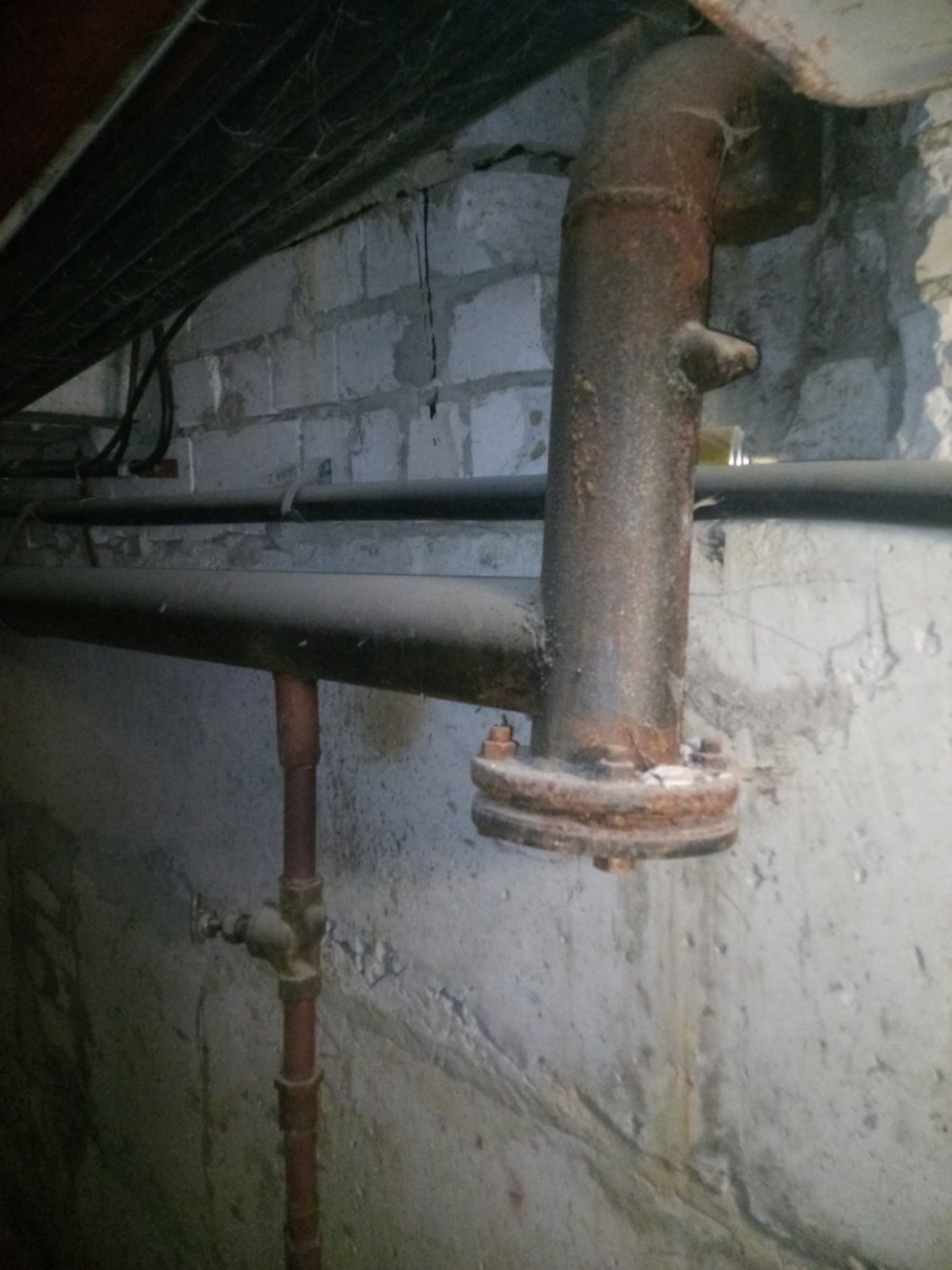 Канализационная труба на кухне