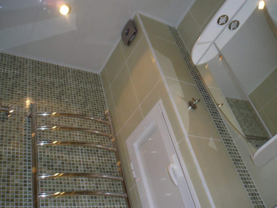 Спрятать вертикальную трубу отопления