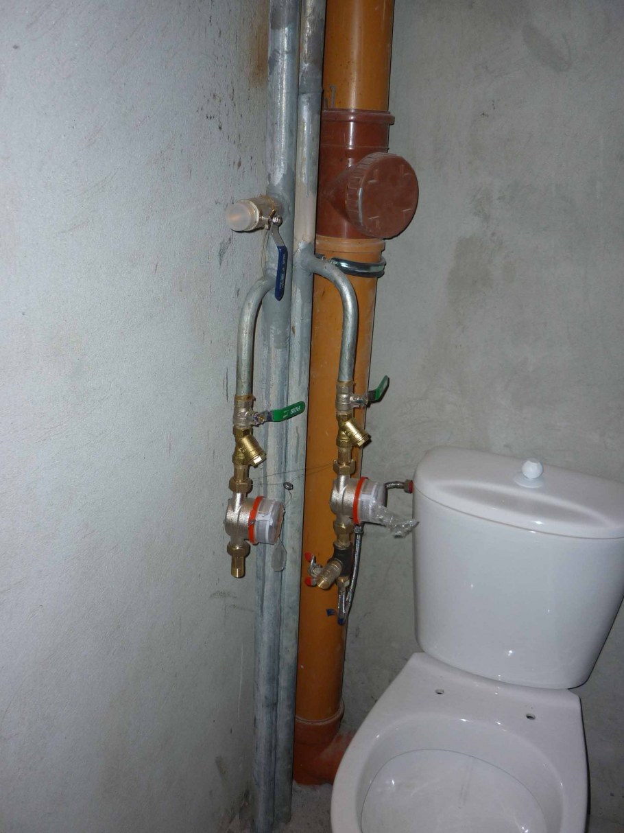 Короб для вертикальных труб отопления