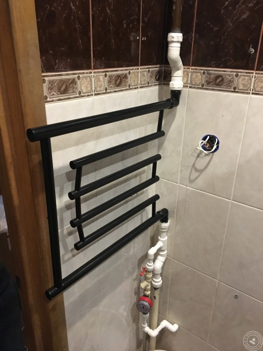 Сантехнические трубы в стене