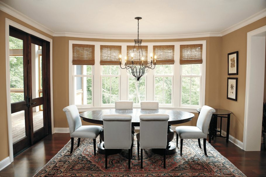 Интерьер гостиной с эркером