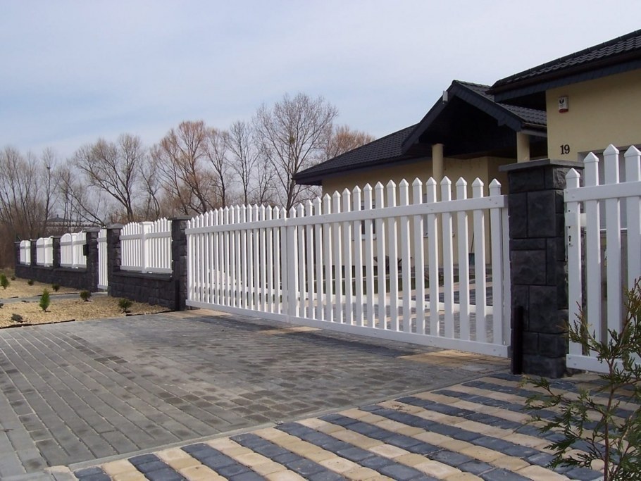 Бело коричневый забор