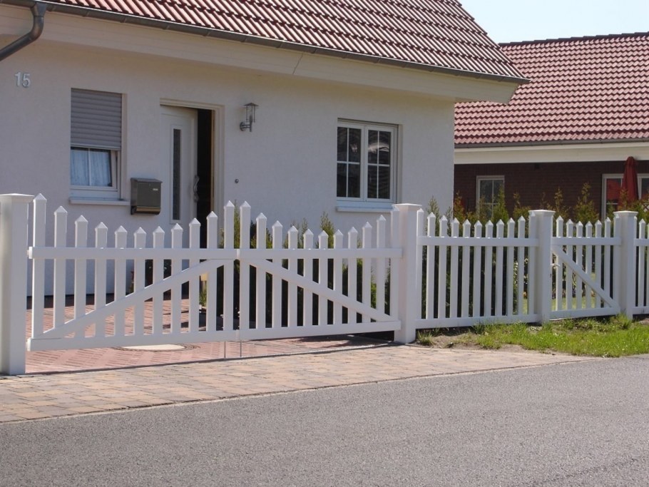 Деревянный забор в классическом стиле