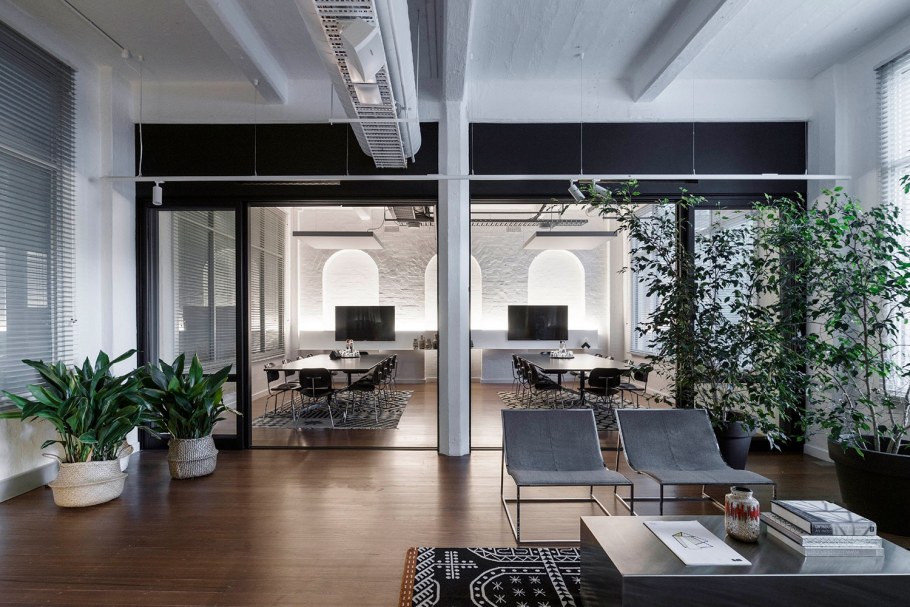 Уютная ванная комната с растениями