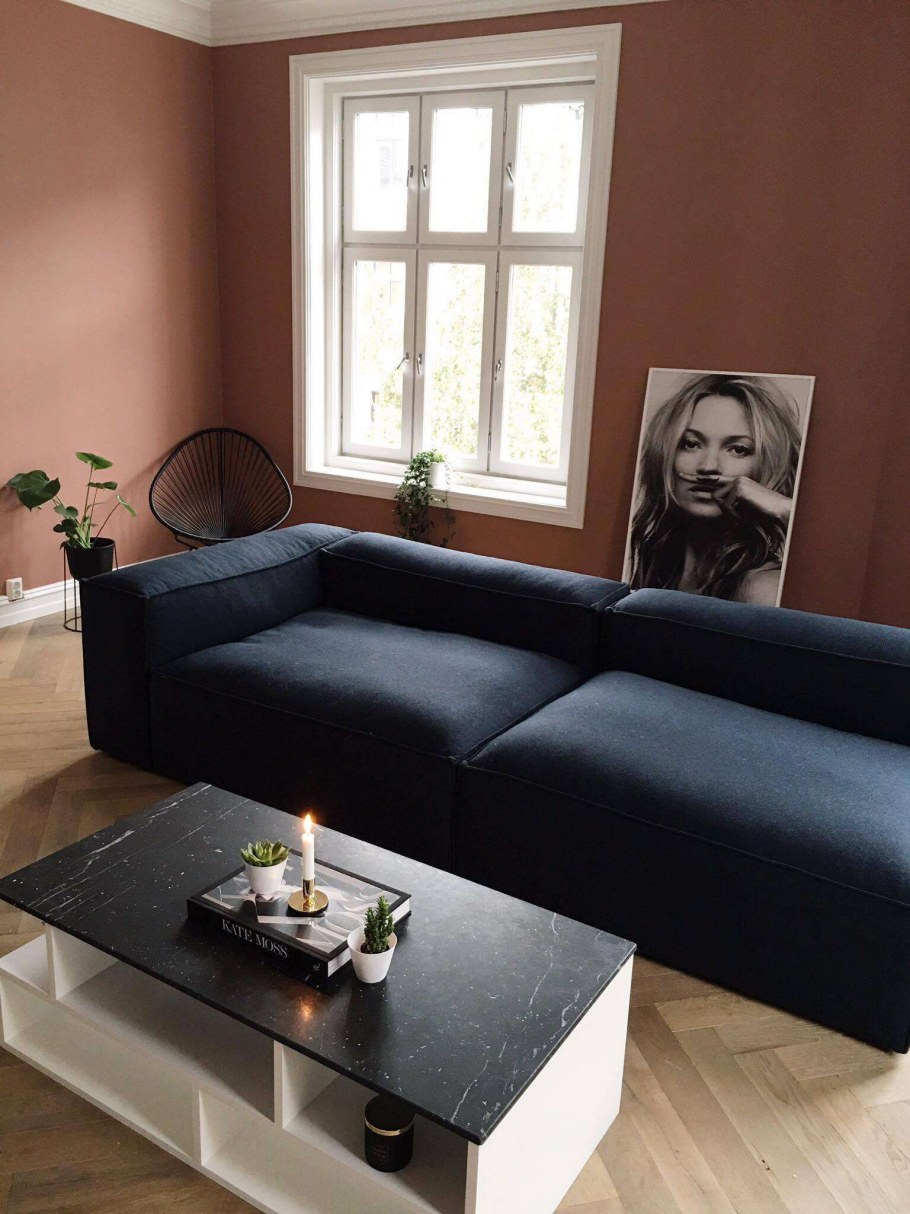 Жилая комната с диваном