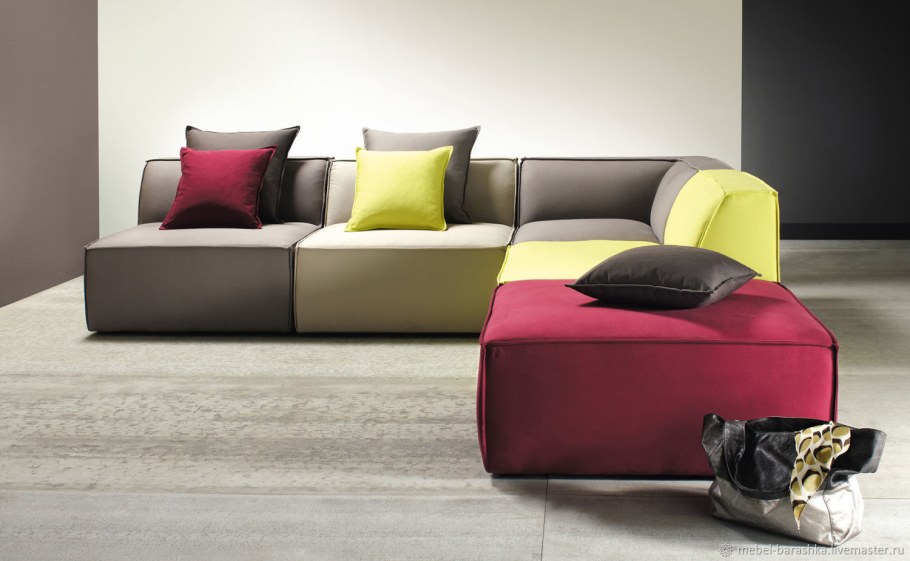 Модульные диваны с подушками в интерьере