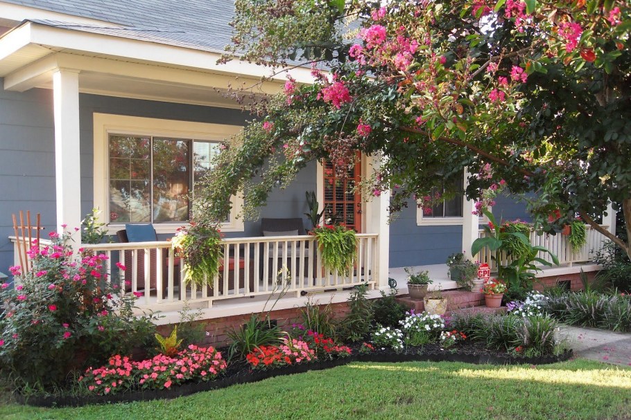 Клумба перед домом