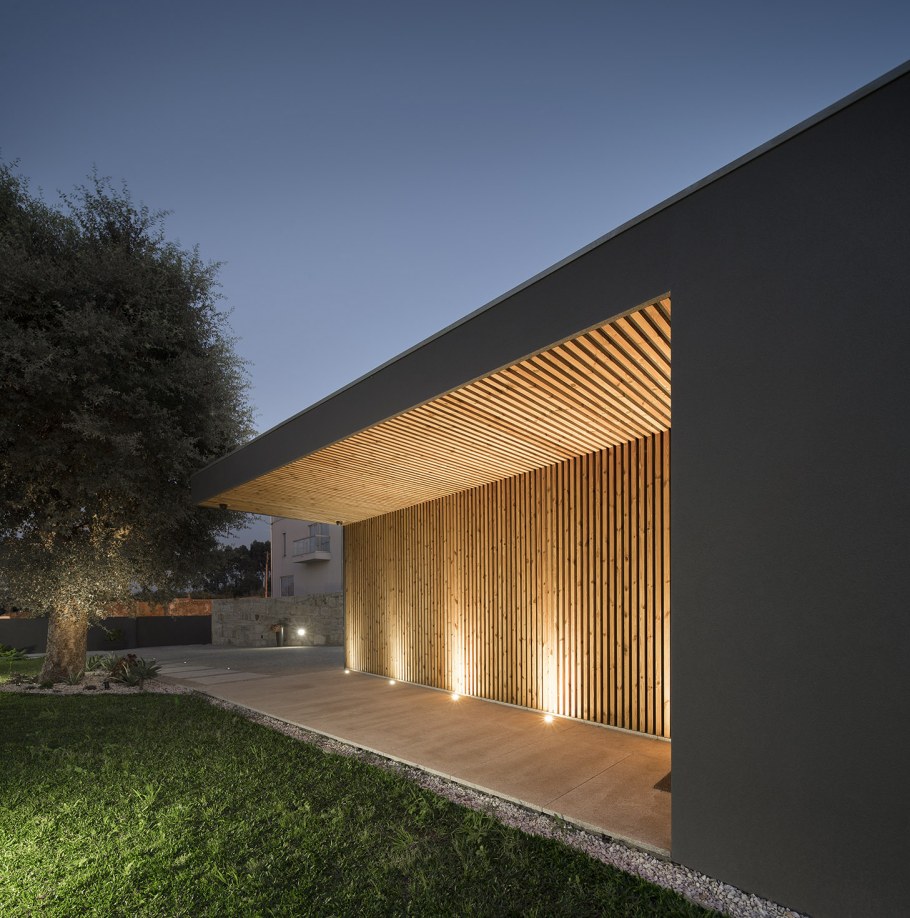 Фасад здания с плоской крышей