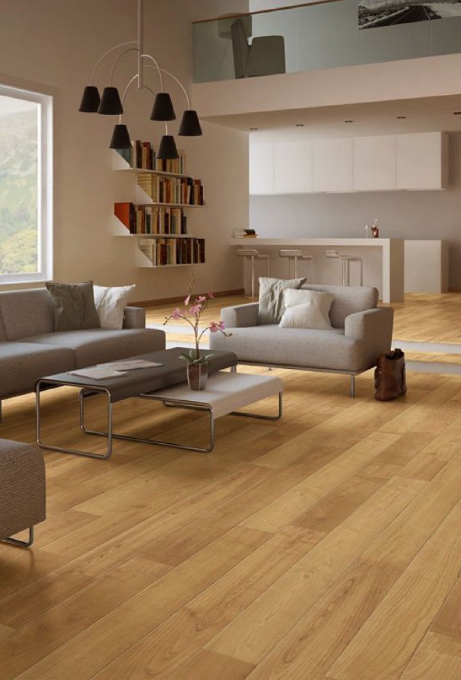 Серые стены деревянный пол