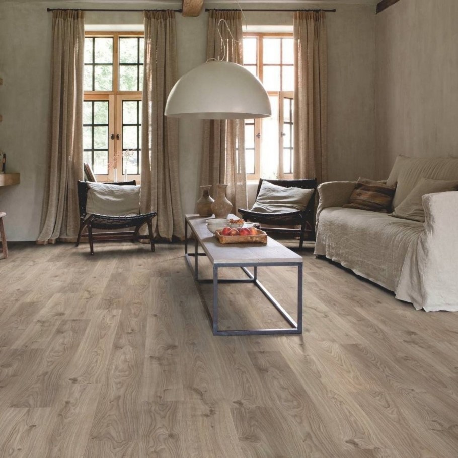 Светло серая плитка под дерево в гостиной