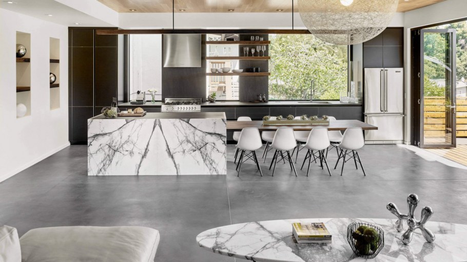 Мраморная плитка в кухне гостиной
