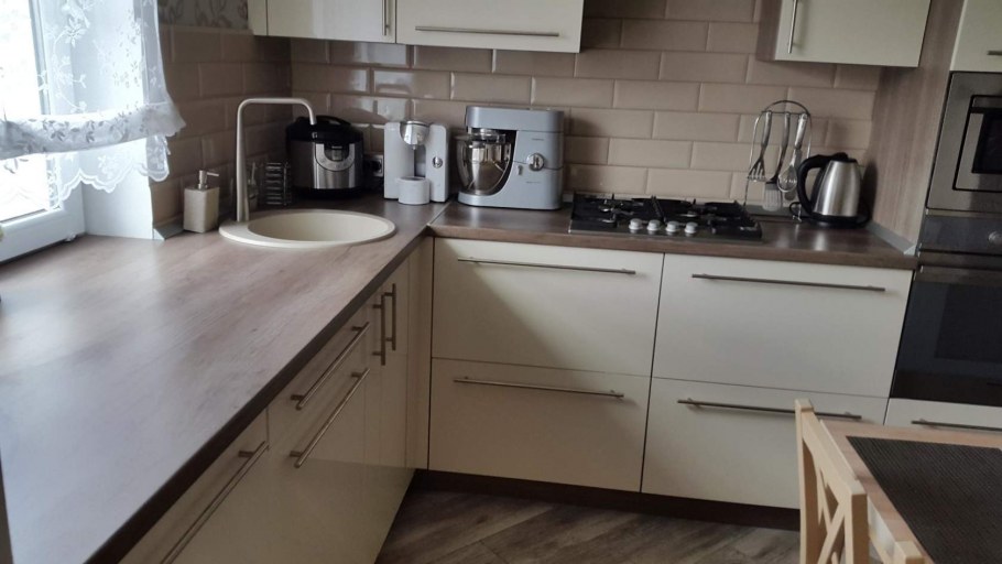 Кухни кремового цвета под потолок