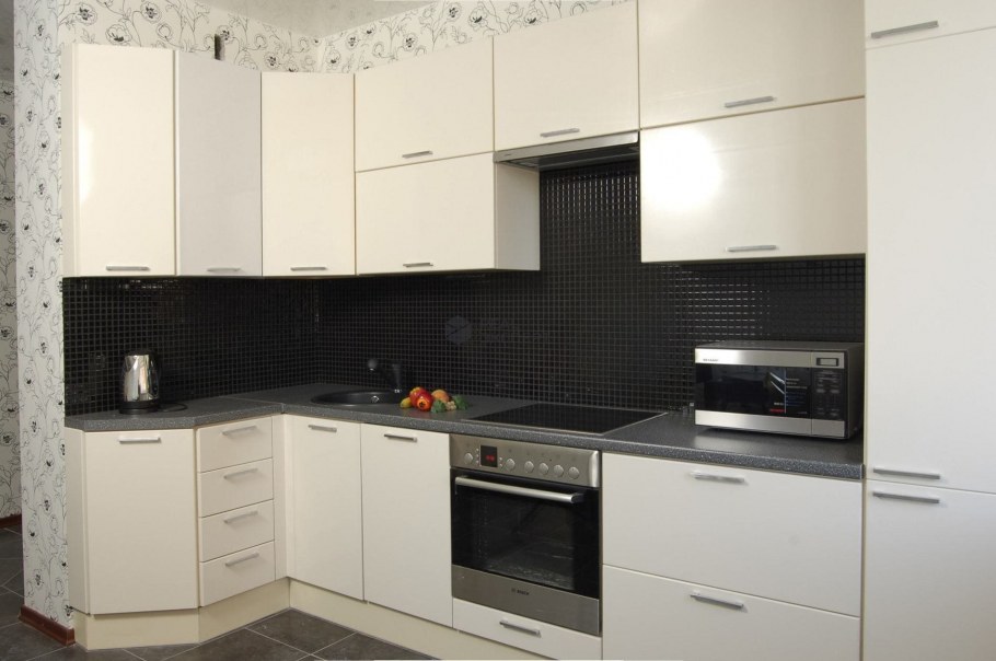 Белая столешница на кухне