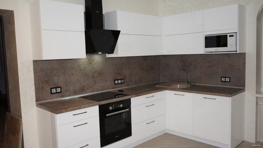 Белая кухня с темной столешницей