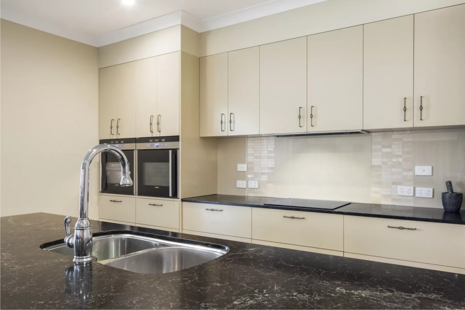 Бежевая глянцевая кухня