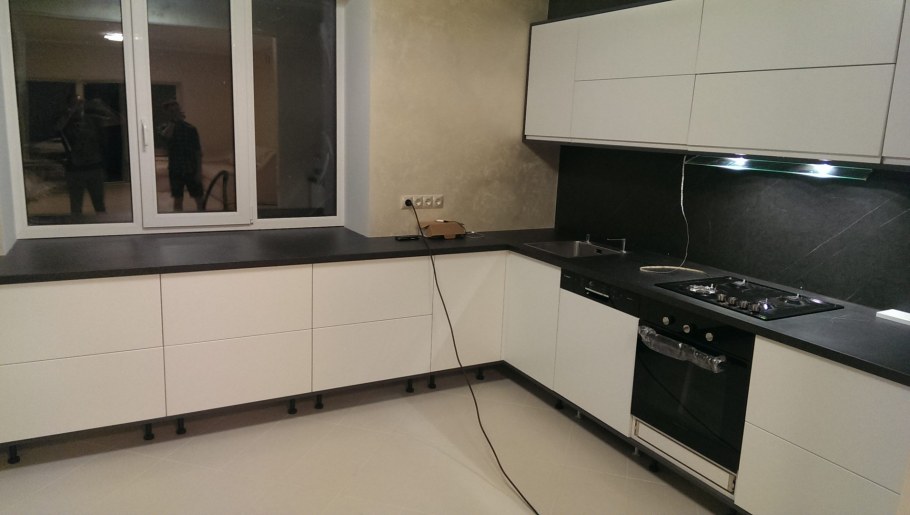 Кухня молочного цвета черная столешница