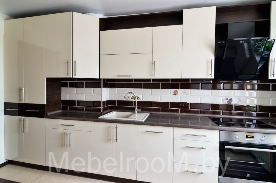 Кухни белые с коричневым глянцевые