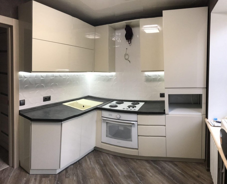 Светлая столешница на кухне