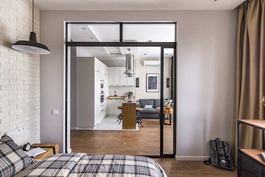 Кухня студия с барной стойкой серая