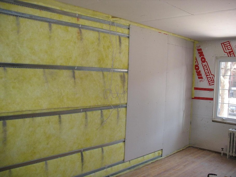 Как делать шумоизоляцию в квартире на стену