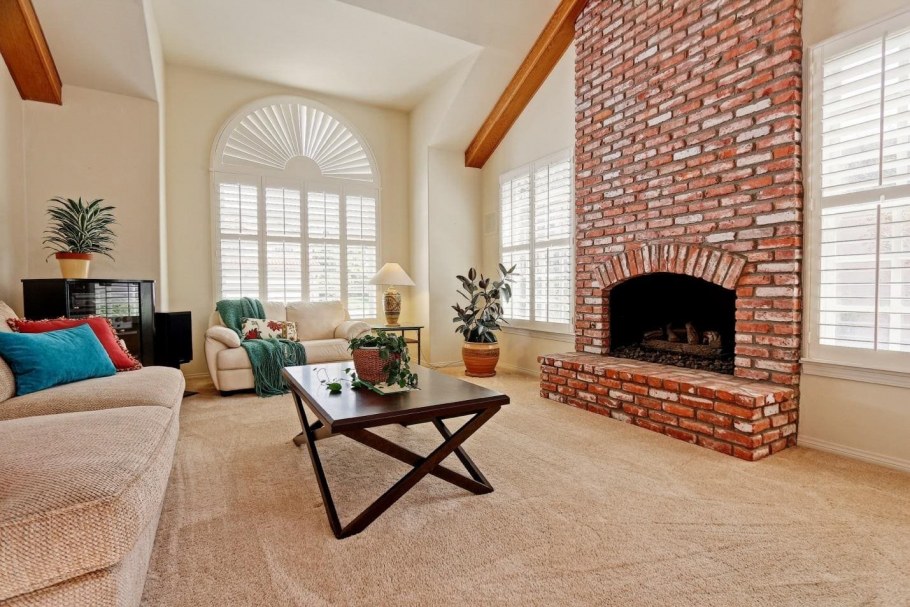 Гостиная с камином из кирпича