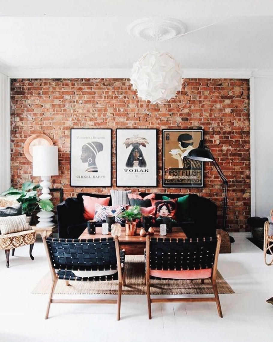 Кирпичная стена в интерьере гостиной