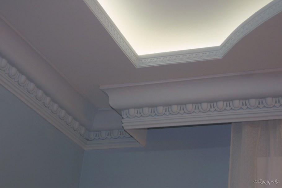 Лепной карниз из гипса